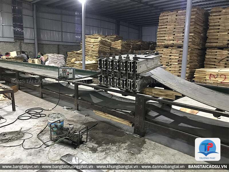 Dán nối băng tải cao su tại xưởng công ty